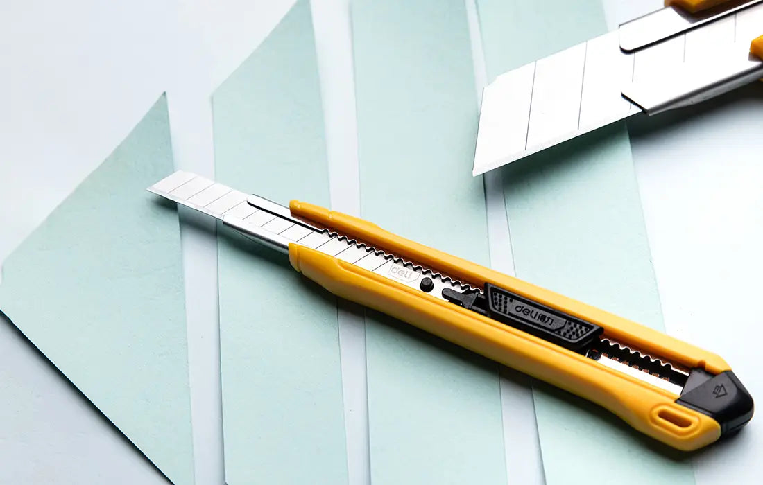 Cutter 9mm SK4 Deli Tools EDL009B (yellow)