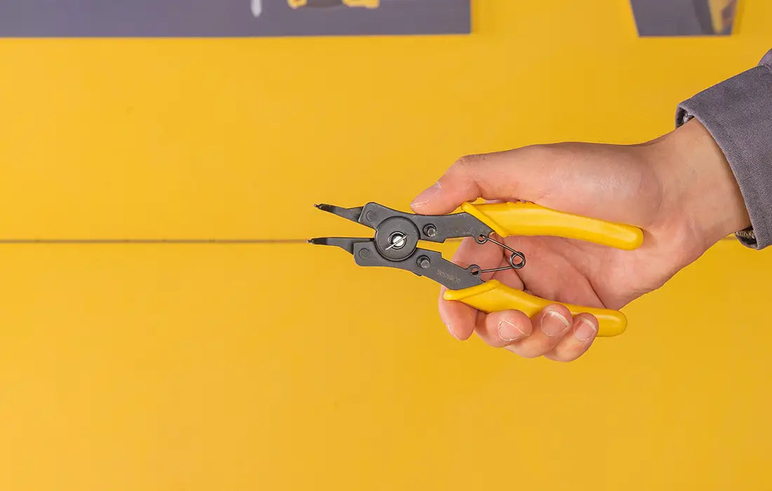 Circlip Pliers 6’’ Deli Tools EDL104506 (yellow)