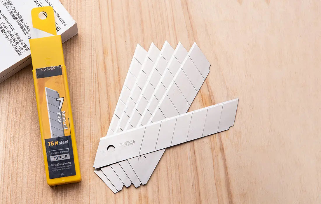 Cutter 25mm 10 pcs blade head Deli Tools EDL-DP05 (silver)