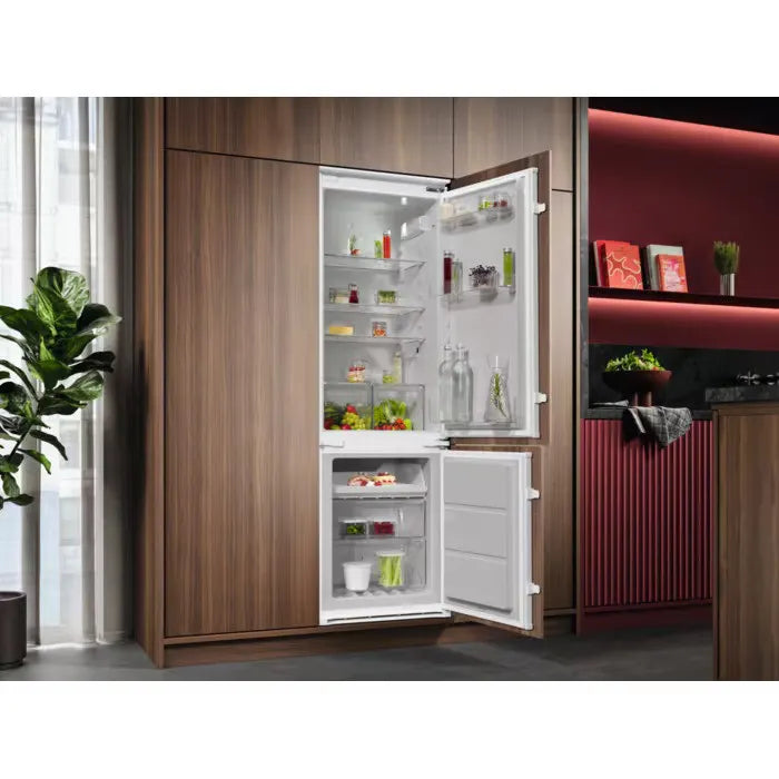 Built-in refrigerator with freezer AEG OSC7N181ES, 257 l, E, No Frost, White, Yes