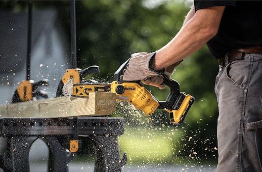 CORDLESS MINI CHAINSAW DEWALT DCMPS520N-XJ