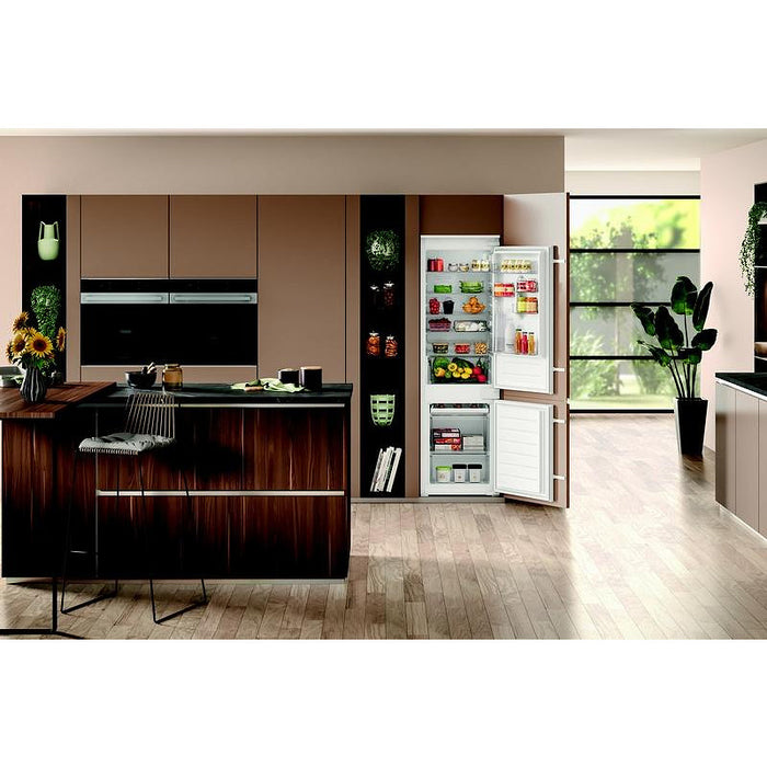 Built-in refrigerator with freezer Hotpoint-Ariston HAC18D041A1 , 268 l, E , Static , Yes