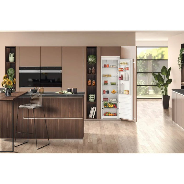Built-in refrigerator Hotpoint-Ariston HASD18A011A1, 306 l, E, Yes