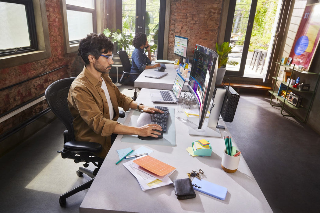 HP Series 7 Pro 37.5 inch WQHD+ Thunderbolt 4 Monitor - 738pu