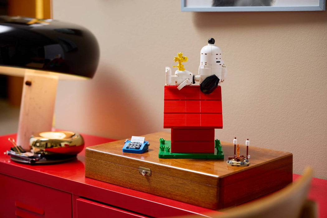 LEGO IDEAS 21368 Peanuts: Snoopy's Doghouse
