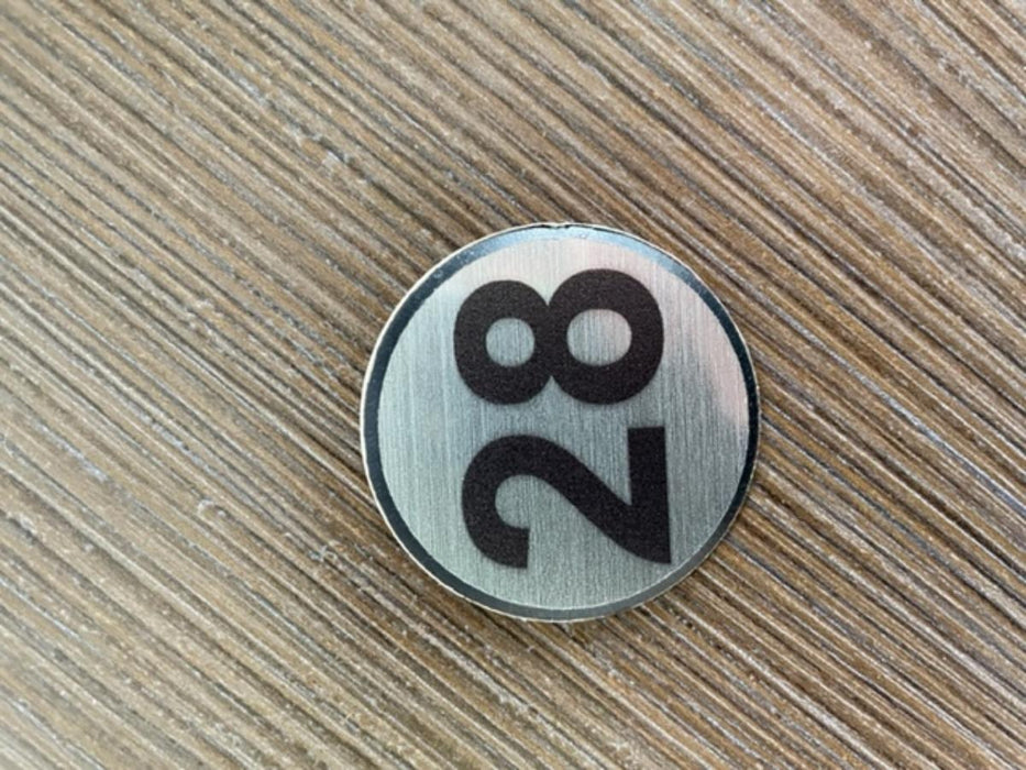 NUMBER 28 SELF-ADHESIVE SILVER CIRCLE 4CM