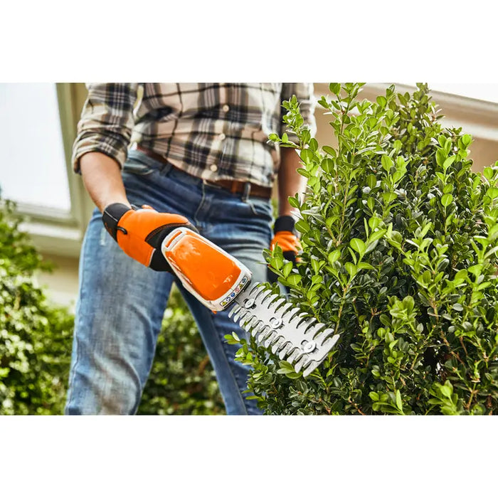STIHL HSA 26 HSA 26 10.8 V BATTERY BATTERY NUMBER OF BATTERIES 1 2.10 Ah WORKING WIDTH WITH GRASS BLADE 20 mm WORKING
