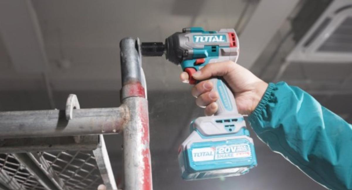 CORDLESS IMPACT WRENCH 20V 2X4AH TOTAL