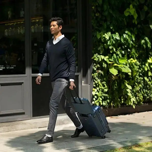 Uniq Stockholm bag for a 16’’ laptop - black - Laptop bags<<<HurtelXML