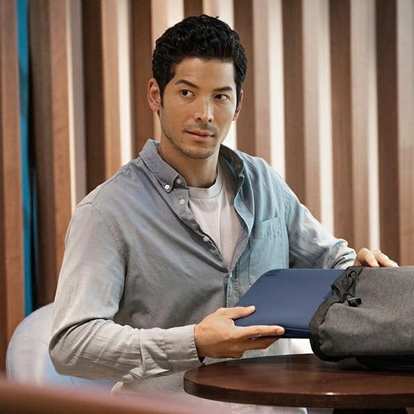 Uniq Cyprus case for a 16" laptop - gray