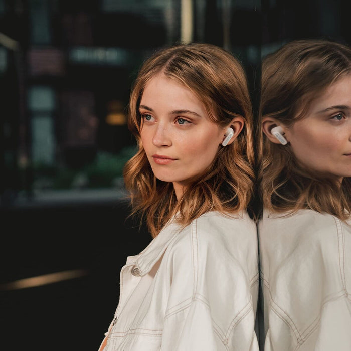 URBANISTA COPENHAGEN Bluetooth earphones black 32 hours total playtime Noise-reducing microphone Touch controls IPX4 dusty white