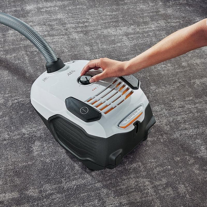 Vacuum Cleaner AEG VX6-2-IW-5 White Black Grey 800 W - Прахосмукачки стандартни<<<Прахосмукачки<<<Малки
