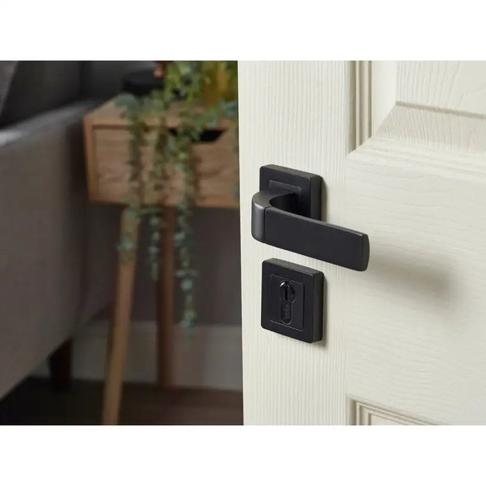 YALE BOLOGNA DOOR HANDLE - Обков за врати<<<Обков<<<Мебели и интериор<<<Praktiker&&&Обков за врати<<<Врати и