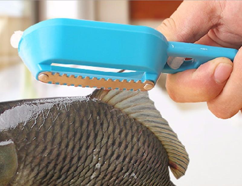 Utensil with a knife for cleaning scales and entrails of fish