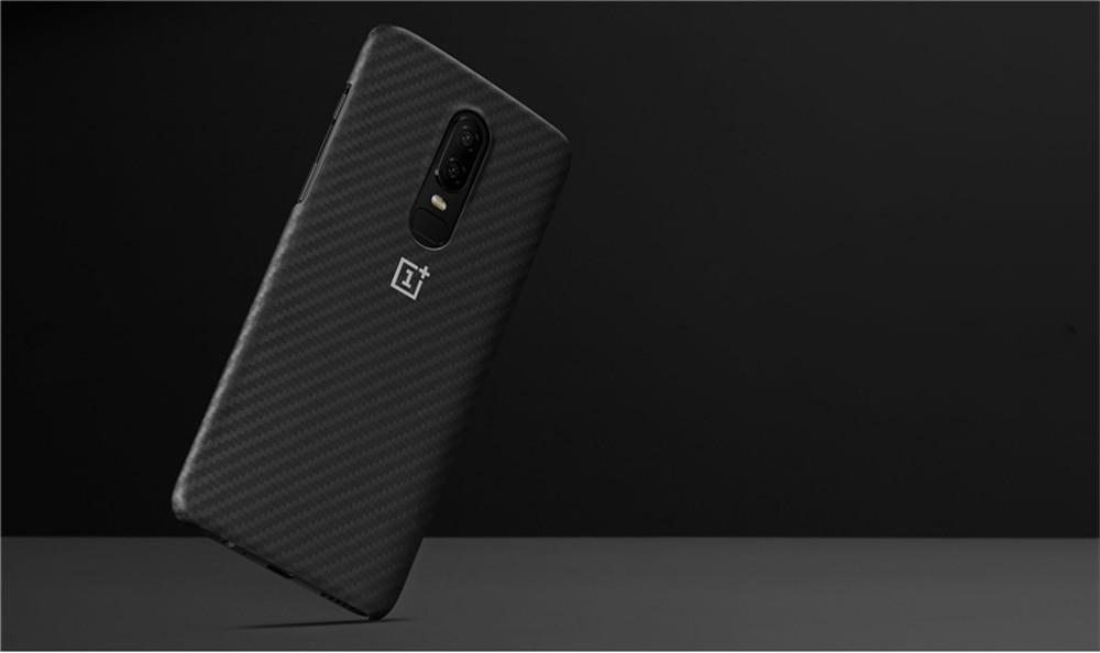 Original Oneplus impact resistant carrying case of carbon fibers with a velor interior of OnePlus 6